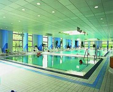 Kryty basen w Hotelu Helia Thermal Wellness Spa w Budapeszcie