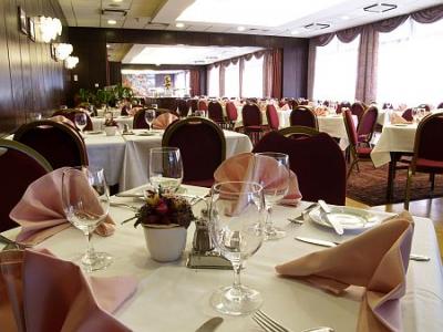 Piękna restauracja w Hotelu Budapest - okrągły hotel z panoramą dookoła w Budzie - ✔️ Hotel Budapest**** Budapest - Słynny hotel z ofertami promocyjnymi blisko do pł. Moszkva