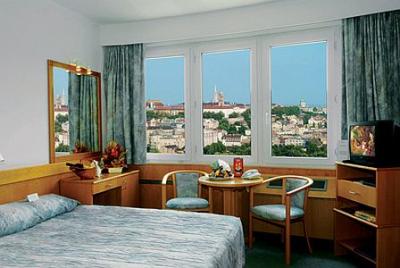 Pokój w czterogwiazdkowym Hotelu Budapest - okrągły Hotel Budapeszt w Budzie - Hotel Budapest**** Budapest - Słynny hotel z ofertami promocyjnymi blisko do pł. Moszkva