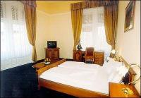 Elegancka sypialnia dwuosobowa w City Hotelu Unio, w śródmieściu Budapesztu